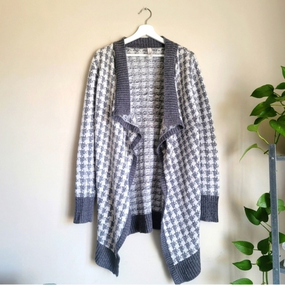 Aeropostale Open Front Knitted Long Cardigan in Gray and White Pattern S… - Picture 3 of 12